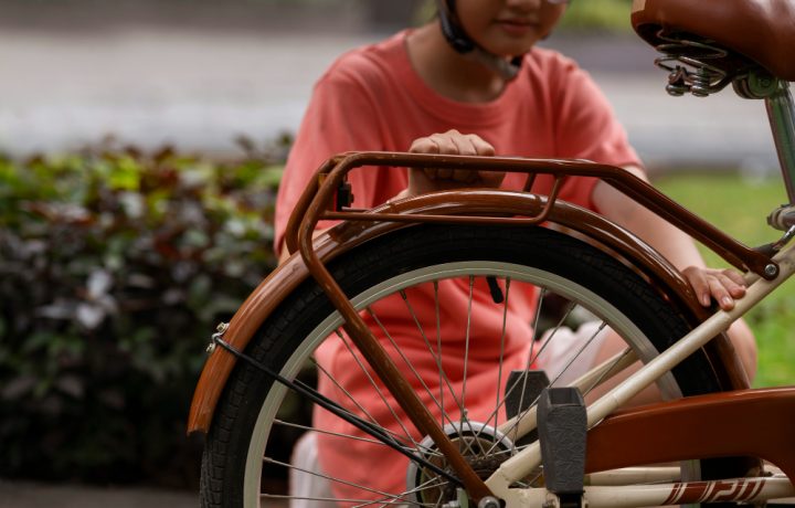 vista-frontal-chica-ciclismo-al-aire-libre